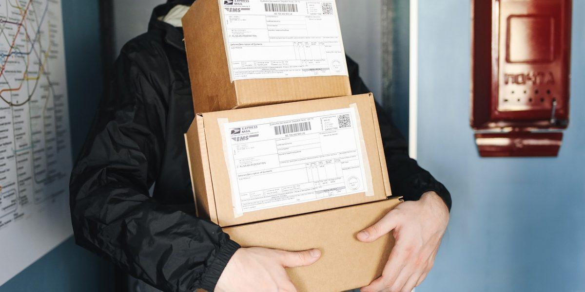 Persona sosteniendo paquetes para enviar a un cliente