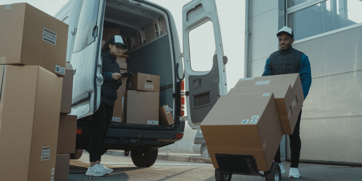 Repartidores llevando cajas a clientes con envío contrareembolso